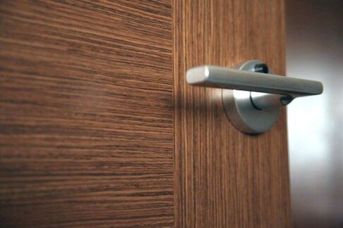 parazitafertőzés az ajtókilincsen keresztül